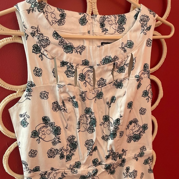 Vintage Style Dress, Skull and Roses - Picture 1 of 9